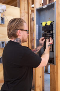 Training in an electrical apprenticeship in AZ